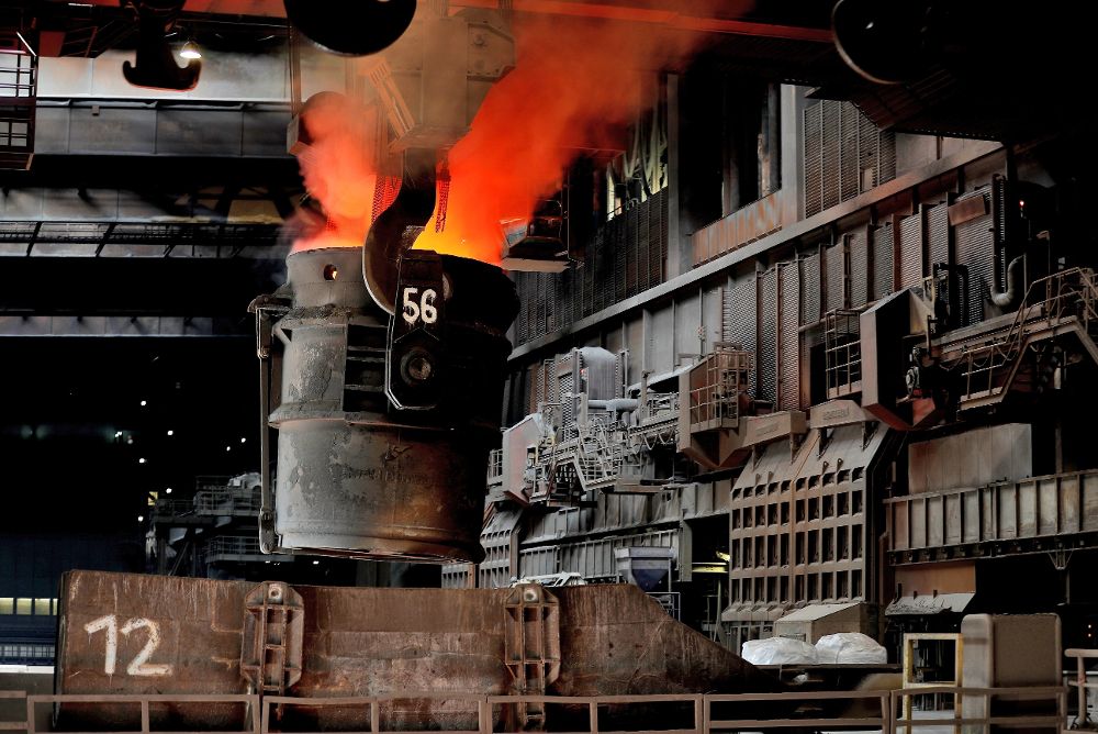 Fotografía de archivo del 7 de abril de 2017 que muestra acero crudo mientras es fundido en una planta siderúrgica de la empresa alemana ThyssenKrupp, en Duisburg.