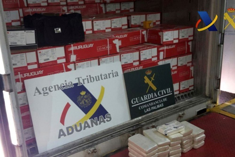 Fotografía facilitada por la Agencia Tributaria y la Guardia Civil, que han intervenido 56 kilos de cocaína en el puerto de Las Palmas de Gran Canaria, en dos contenedores.