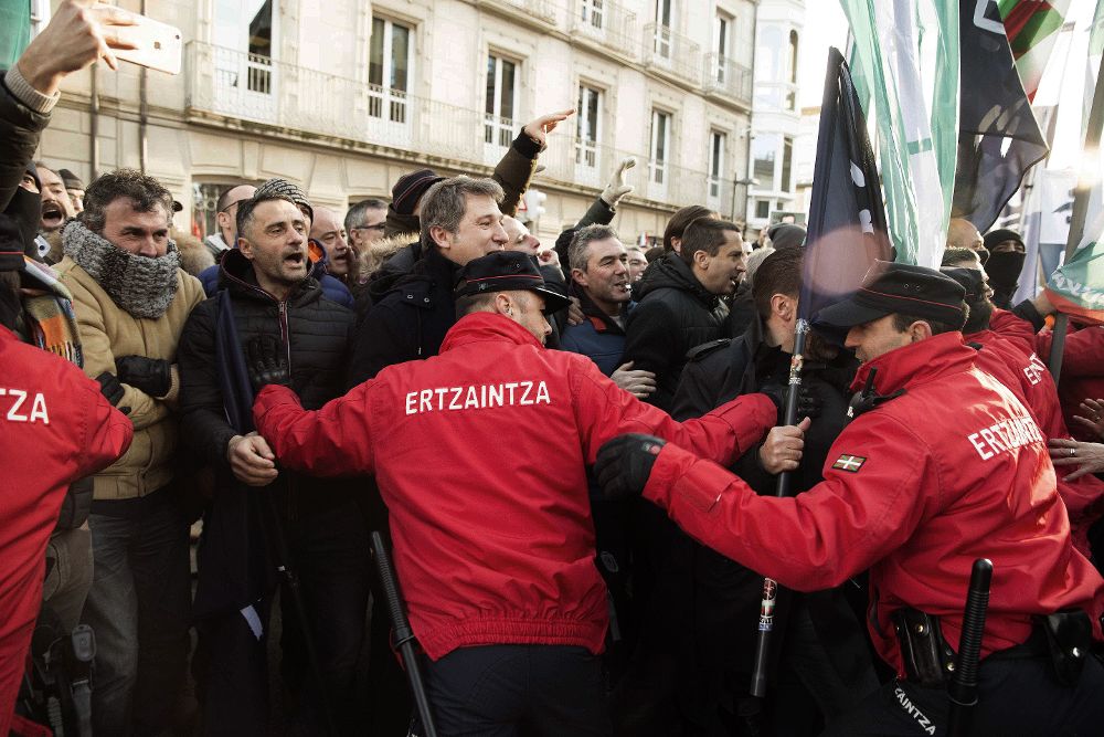 Agentes de la Ertzaintza durante la protesta en defensa de reivindicaciones laborales del lunes.