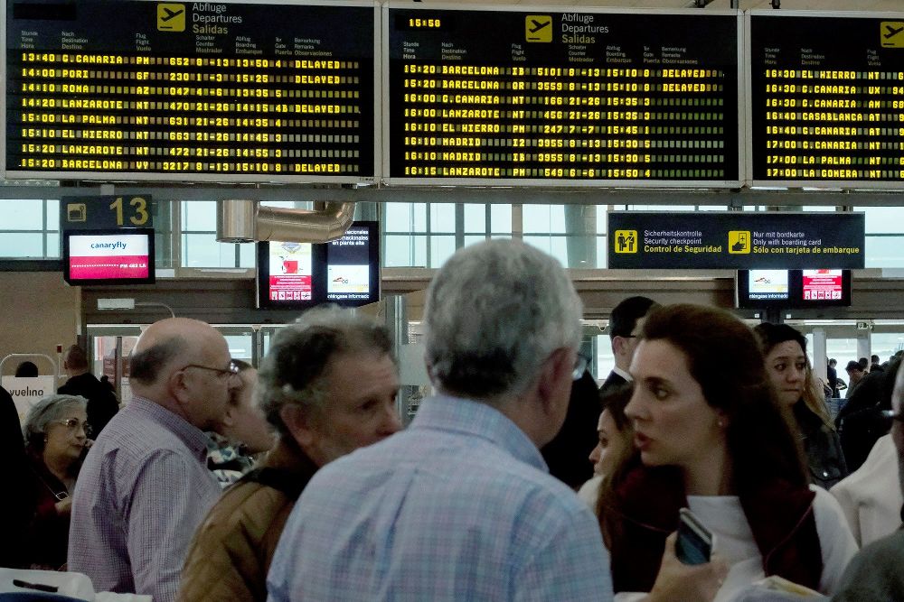 Unos viajeros esperan en la zona de salidas del aeropuerto Tenerife Norte.