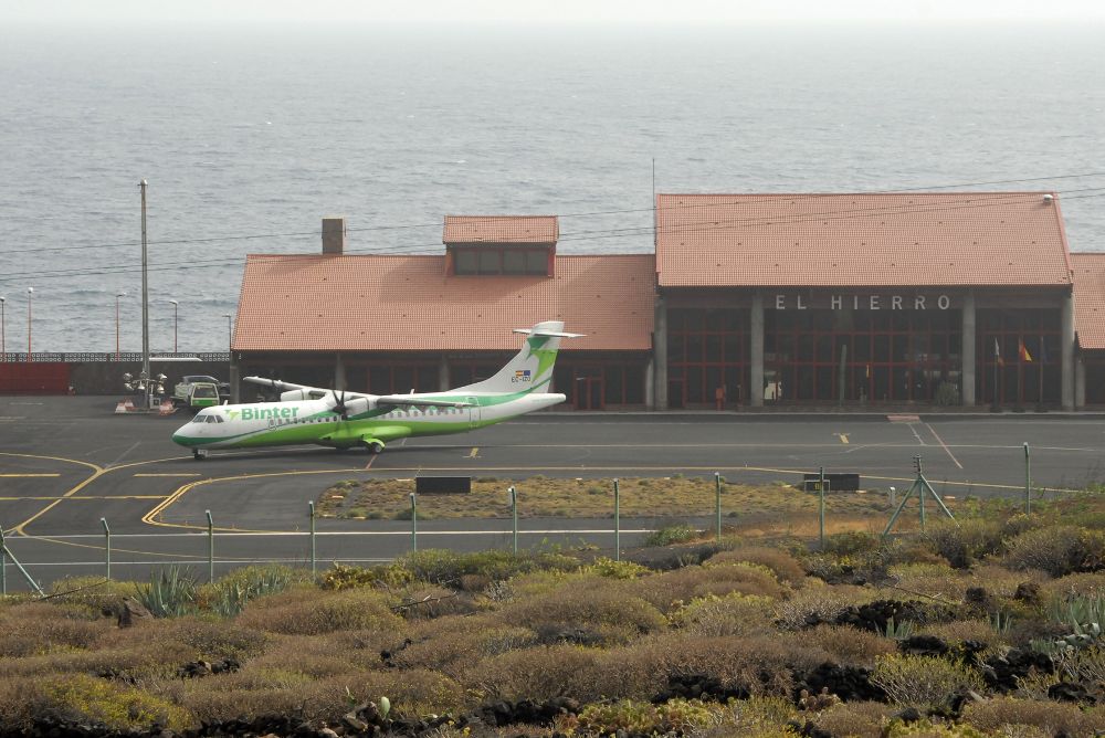 Un avión de Binter en el aeropuerto de El Hierro en una imagen de archivo.