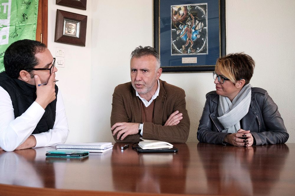 El secretario general del PSOE en Canarias, Ángel Víctor Torres (c), acompañado por la vicesecretaria de Acción Social, Elena Máñez y del líder de UGT en las islas, Gustavo Santana.
