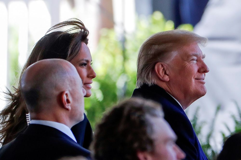 El presidente estadounidense Donald J. Trump y su mujer asistiendo al funeral del evangelista Billy Graham en Charlotte, EE.UU., ayer, viernes.