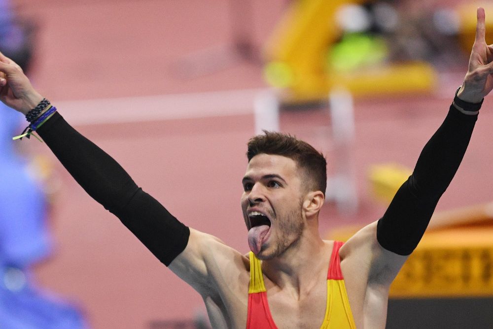 Óscar Husillos celebra su victoria nada más acabar la prueba de 400 metros lisos.