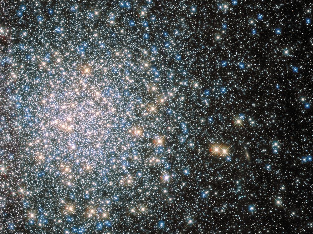 Cúmulo estelar Messier 5. Todas las estrellas de este grupo se formaron después de que una nube gigante de gas se enfriara miles de grados. Un cambio de temperatura un poco más extremo que lo que ocurre en el interior de un coche, pero en definitiva el mismo fenómeno. Afortunadamente, las galaxias son capaces de regular la temperatura de su gas, ya sea mediante la explosión de estrellas masivas o mediante la energía que radian los agujeros negros. HST, ESA, NASA 
