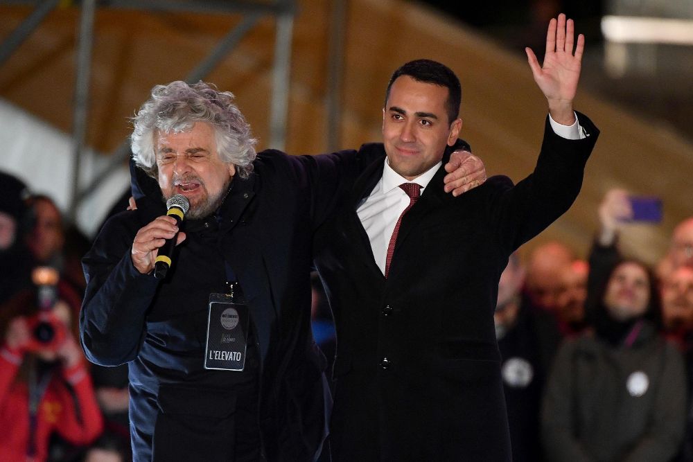 El fundador del partido Movimiento 5 Estrellas (M5S), Beppe Grillo (i), y el candidato del partido a las elecciones generales nacionales Luigi Di Maio.