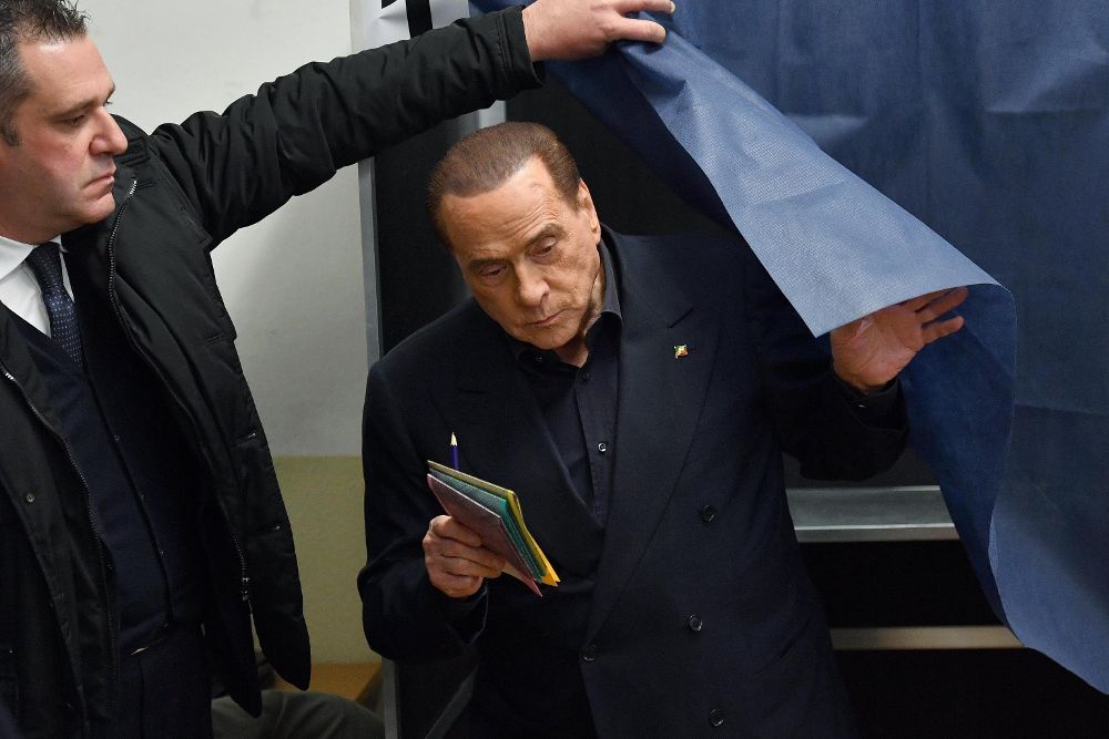 El exprimer ministro Italiano y líder de la coalición 'Forza Italia', Silvio Berlusconi (d).