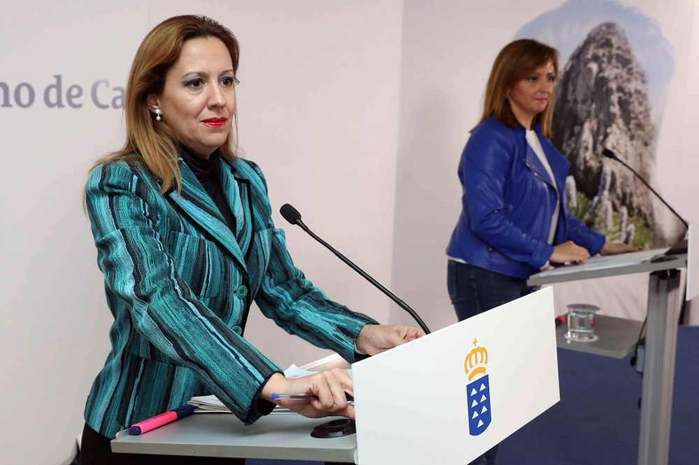 La consejera de Hacienda del Gobierno de Canarias, Rosa Dávila (i), explica en rueda de prensa los acuerdos tomados en el Consejo de Gobierno.