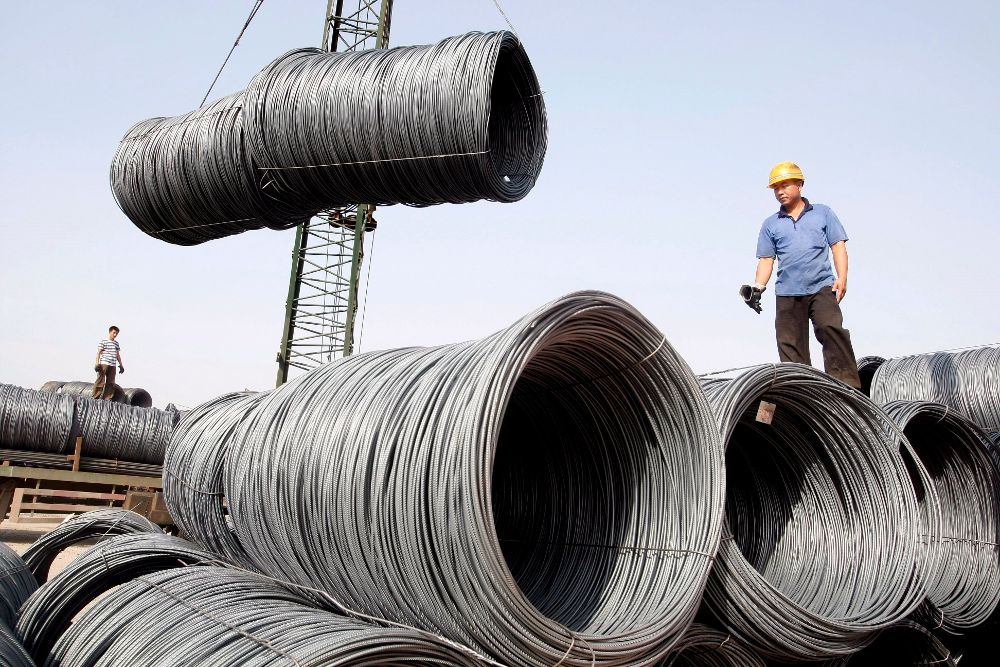 Unos operarios transportan bobinas de cable de acero para su pesaje en Pekín (China). La patronal europea Business Euurope señaló que el anuncio del presidente de EEUU, Donald Trump, de imponer aranceles del 25 % a las importaciones de acero y del 10 % a las de aluminio de algunos países puede llevar al mundo a "una guerra comercial".