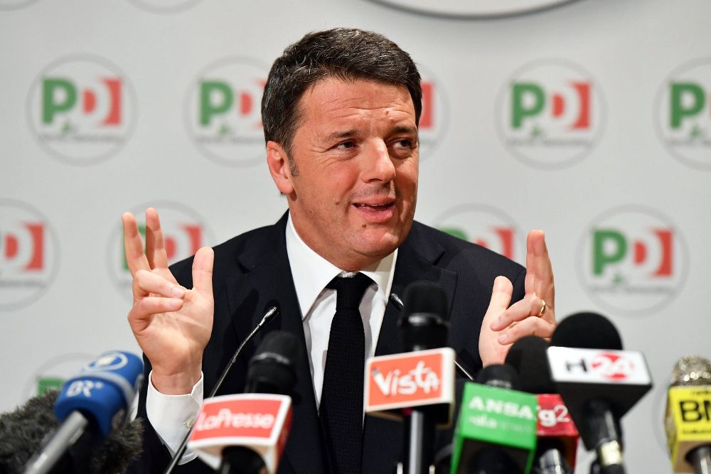 El ex primer ministro italiano Matteo Renzi anuncia su dimisión como secretario general del gubernamental Partido Democrático (PD).