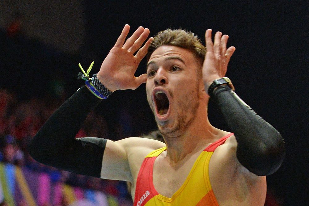 El español Óscar Husillos celebra su medalla de oro en la final de los 400 metros antes de conocer su descalificación