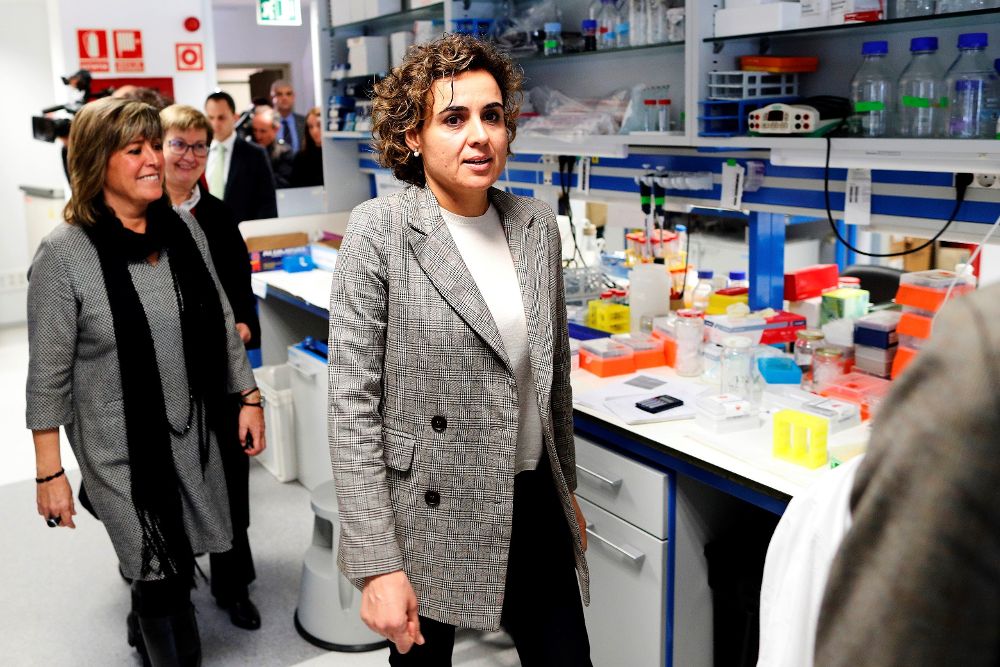 La ministra de Sanidad, Servicios Sociales e Igualdad, Dolors Montserrat (c), durante una visita al Instituto de Investigación Biomédica de Bellvitge de L'Hospitalet de Llobregat (Barcelona).