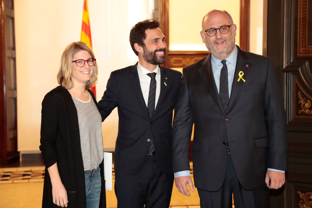 Roger Torrent (c) junto a la portavoz de Junts per Catalunya, Elesa Artadi, y el portavoz adjunto de la formación, Eduard Pujol, al inicio de la reunión que ha mantenido en su despacho.
