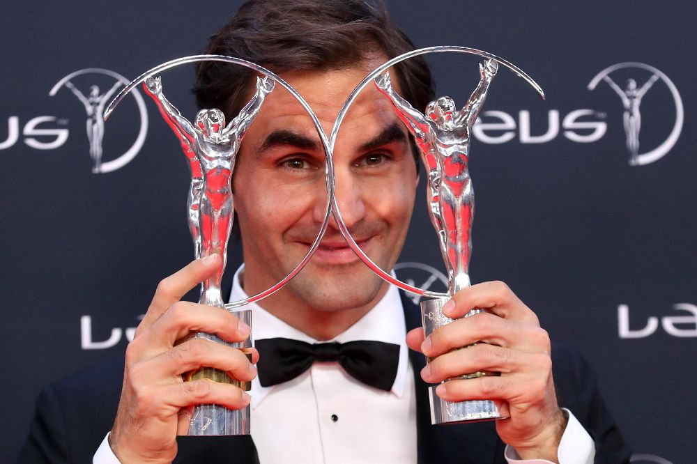 El tenista suizo Roger Federer posa con los premios "Deportista masculino del Año" y "Mejor Reaparición Internacional del Año".