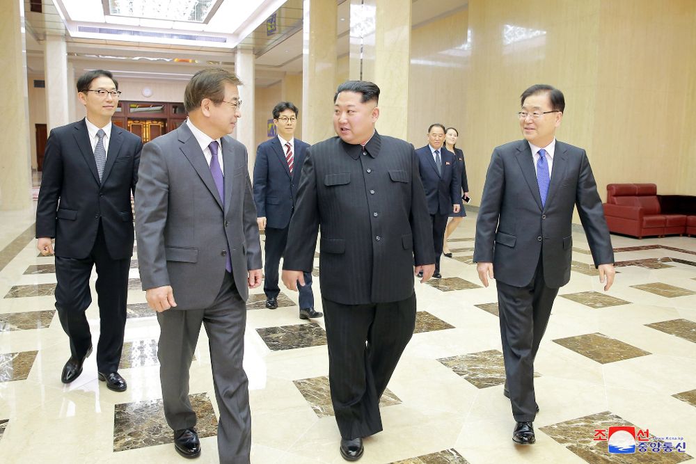 El líder de Corea del Norte Kim Jong-un (c) con la delegación surcoreana.