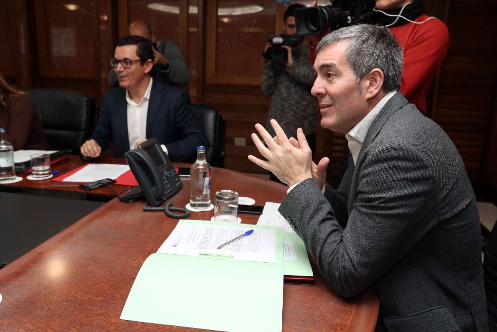 El presidente del Gobierno de Canarias, Fernando Clavijo (d), y el vicepresidente, Pablo Rodríguez.