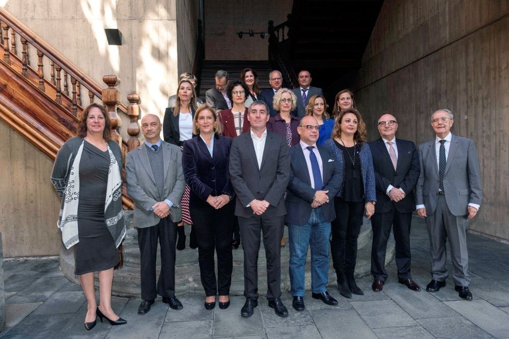El presidente del Gobierno de Canarias, Fernando Clavijo (c), posa con los firmantes del Protocolo de Coordinación Interinstitucional para la Violencia de Género, rubricada hoy en la sede de Presidencia del Gobierno en Santa Cruz de Tenerife.