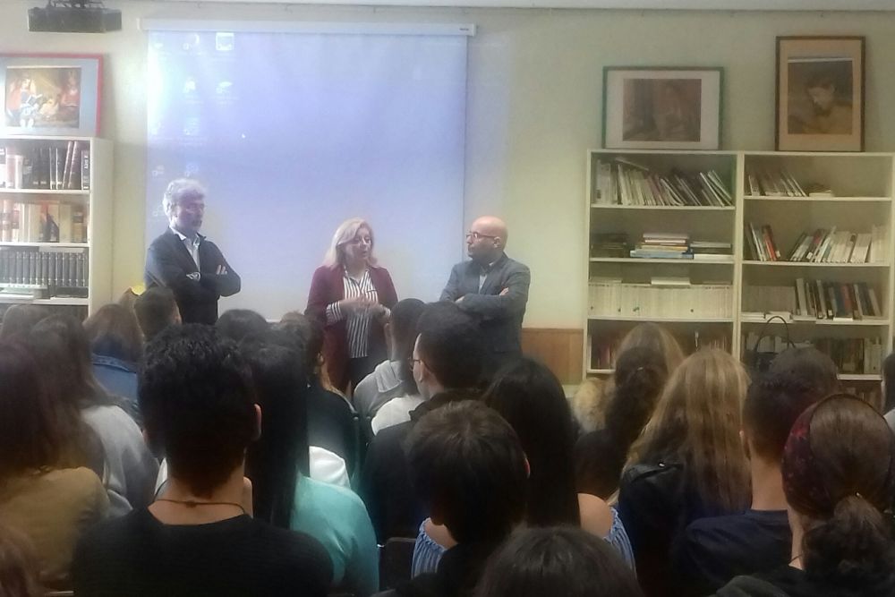 Una de las charlas de los representantes de la Academia Canaria de la Lengua en un centro educativo.