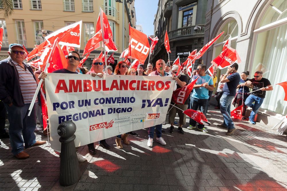 Trabajadores del sector de ambulancias de Canarias se concentraron esta mañana frente a la sede del Parlamento canario.