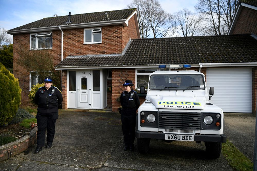 Agentes de policía británicos permanecen en guardia a la entrada de una vivienda, considerada el domicilio del exespía ruso Sergei Skripa, en Salisbury, Reino Unido.