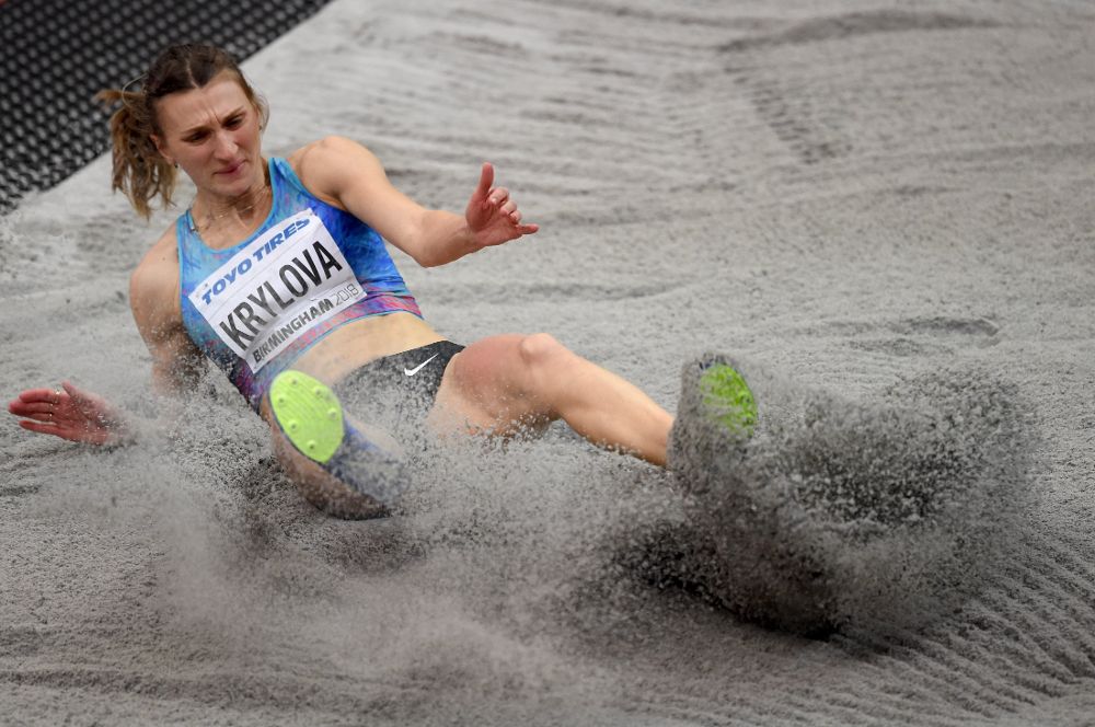 La atleta rusa, autorizada a competir como neutral, Anna Krylova en el triple salto de los Mundiales en pista cubierta de Birmingham.