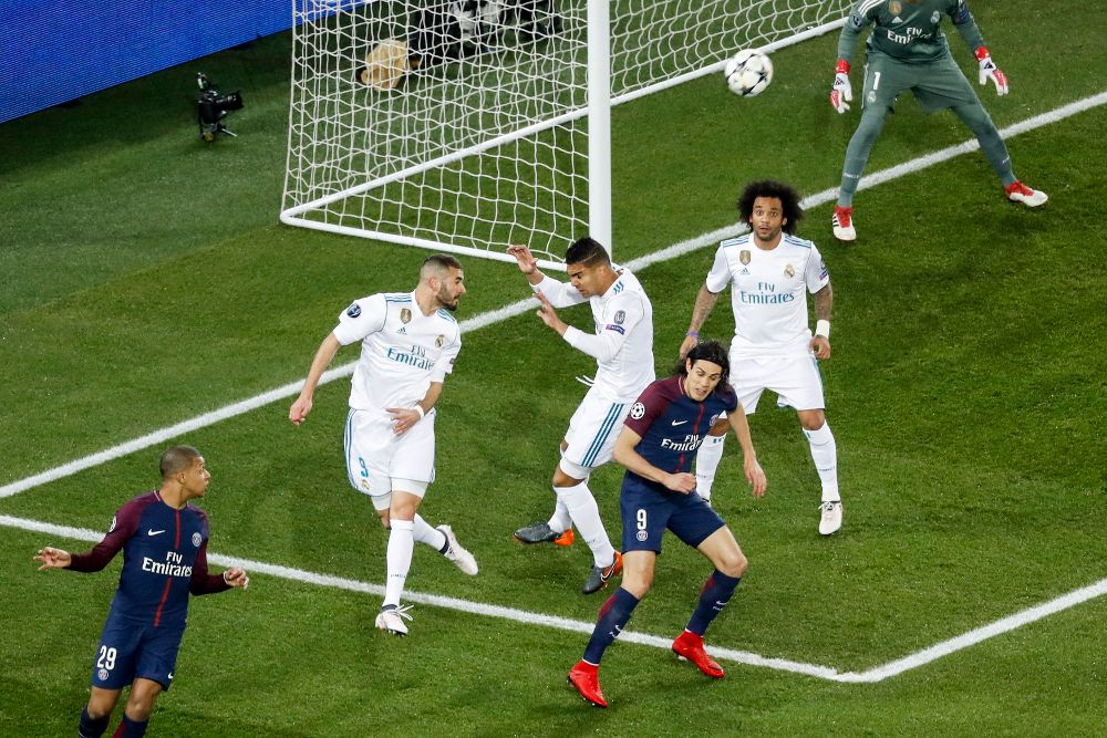 Cavani (c), del París Saint-Germain, disputa un balón con Karim Benzema (2-i) y Casemiro (3-1) en el área del Real Madrid.