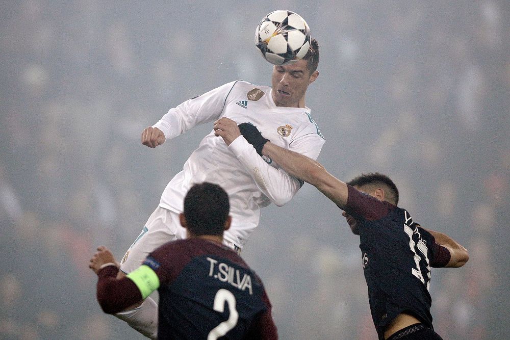 Cristiano Ronaldo (c) anota el primer gol al París Saint-Germain.