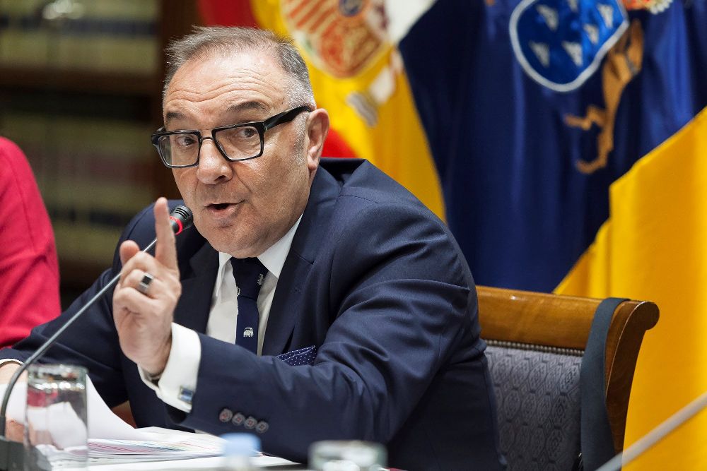 El consejero de Sanidad, José Manuel Baltar, en una comisión parlamentaria sobre el Plan de Salud de Canarias 2018-2022.
