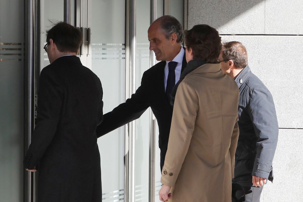 El expresidente de la Generalitat valenciana Francisco Camps (c), a su llegada para comparecer como testigo en el juicio de Gürtel.