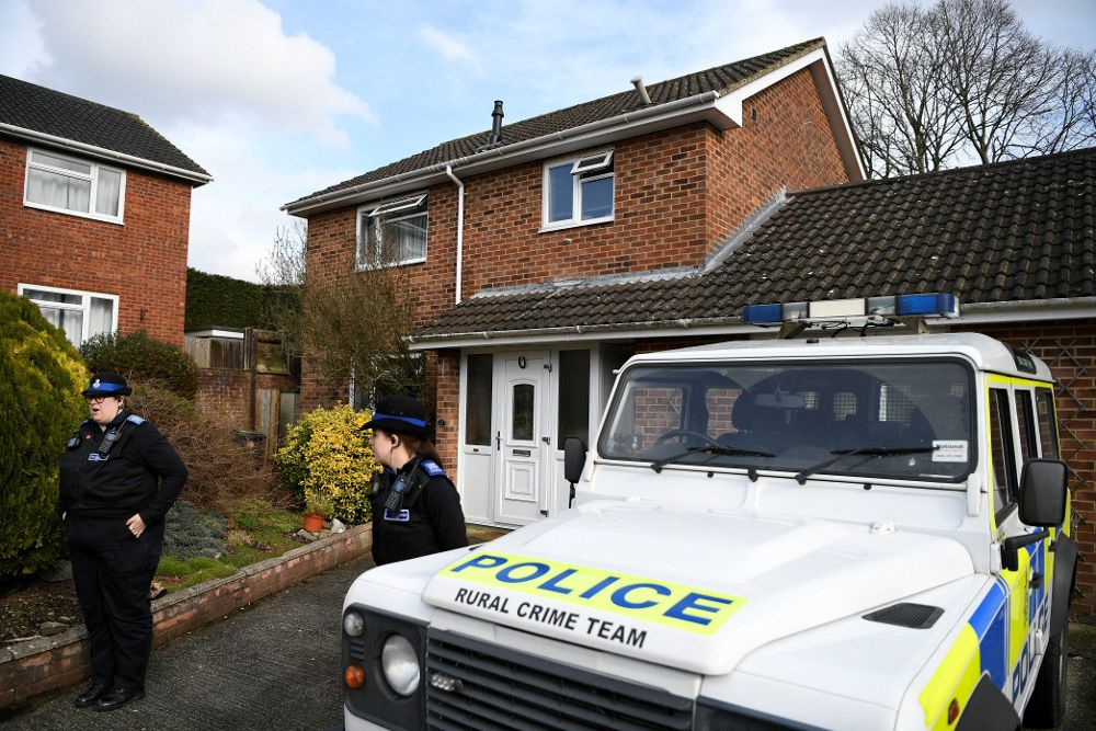 Agentes de policía británicos permanecen en guardia a la entrada del domicilio del exespía ruso Sergei Skripa, en Salisbury.