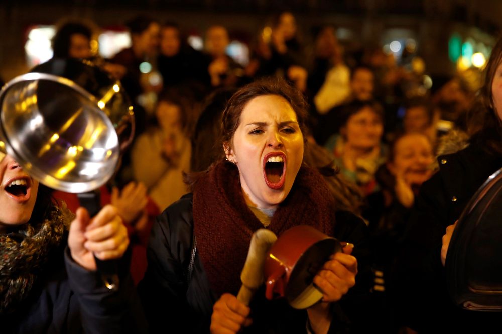 La Comisión 8M ha dado esta noche el pistoletazo de salida a la huelga feminista con una cacerolada en la Puerta del Sol, en Madrid.