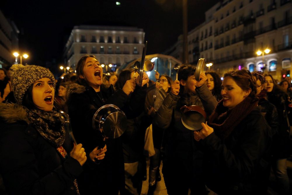 La Comisión 8M ha dado esta noche el pistoletazo de salida a la huelga feminista con una cacerolada en la Puerta del Sol, en Madrid.