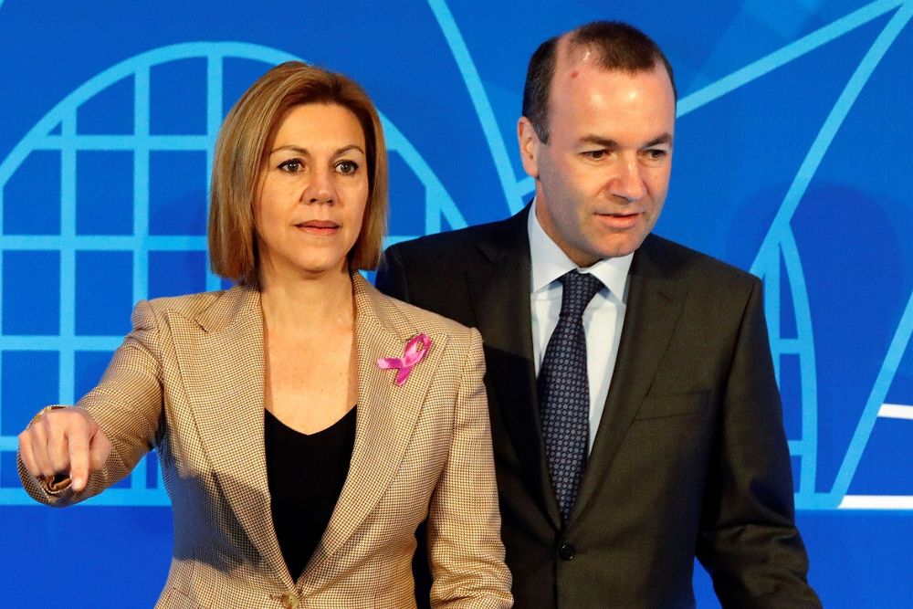 María Dolores de Cospedal y el líder del grupo parlamentario PPE en el Parlamento Europeo, Manfred Weber.