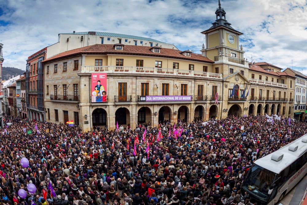 La plaza del Ayuntamiento de Oviedo se ha quedado pequeña para las miles de personas que se han congregado frente al consistorio y en calles aledañas, entre los que se encontraban representantes políticos de diversos grupos.