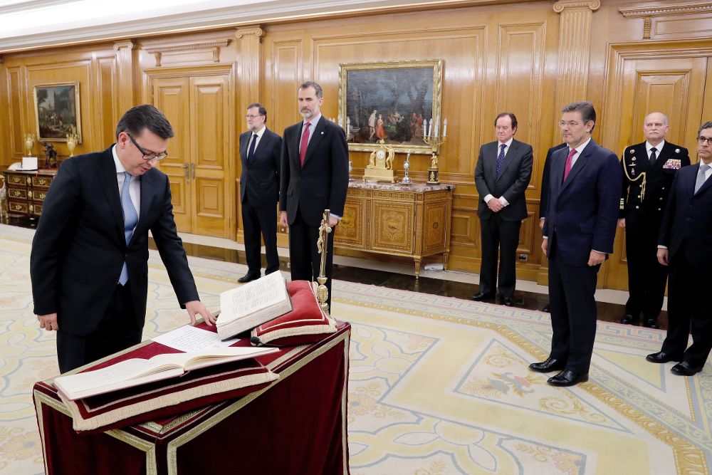 El nuevo ministro jura su cargo ante el Rey Felipe VI en el Palacio de la Zarzuela de Madrid, en presencia del presidente del Gobierno, Mariano Rajoy (2i).