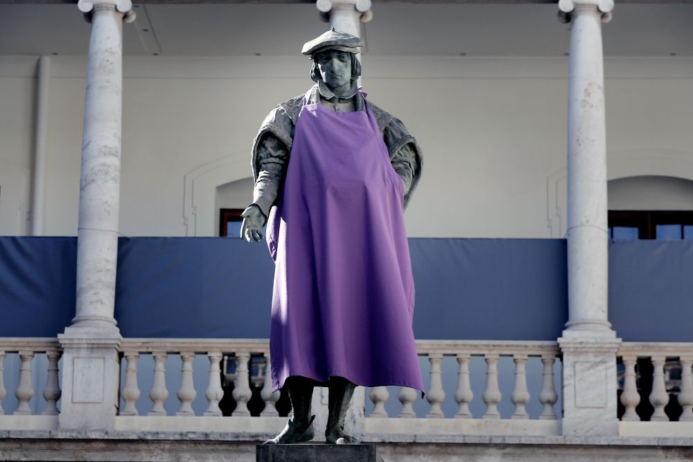 La estatua del humanista Lluis Vives del claustro de la Universitat de València, luce un delantal morado en apoyo a la huelga feminista.