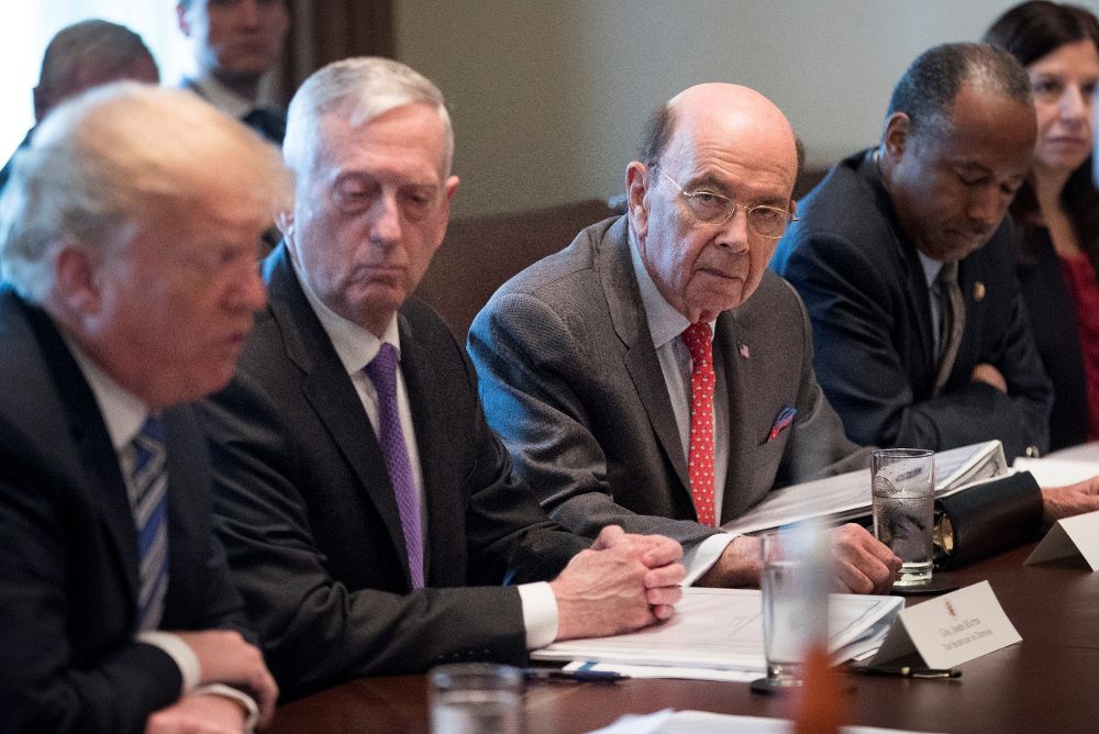 Donald Trump (i), el titular de Defensa, Jim Mattis (c), y el secretario de Comercio de EE.UU., Wilbur Ross (d), reunidos hoy con los demás miembros de su gabinete, en la Casa Blanca, Washington.