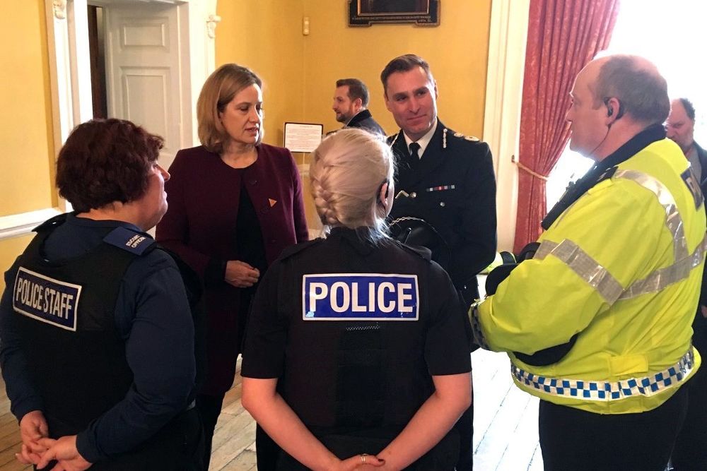 La ministra británica de Interior, Amber Rudd (2-i), se reúne con el jefe de la Policía de Wiltshire, Kier Pritchard (2-d), durante su visita a Salisbury (Reino Unido), hoy 9 de marzo de 2018. 