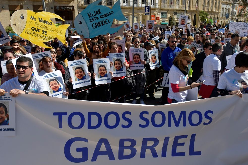 Miles de personas, algunas de ellas portando siluetas de "pescaítos" con mensajes dedicados a Gabriel, se han dado cita hoy en Almería para pedir el regreso del menor desaparecido hace once días en Níjar.