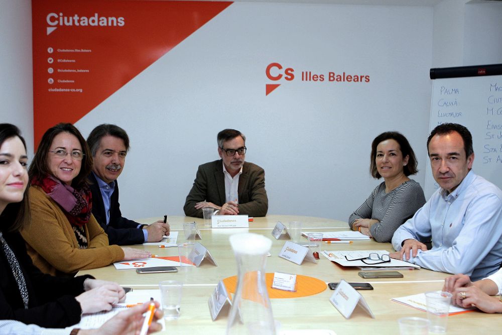 El secretario general de Ciudadanos, José Manuel Villegas (c), durante la reunión con el Comité Autonómico de Ciudadanos en Baleares.