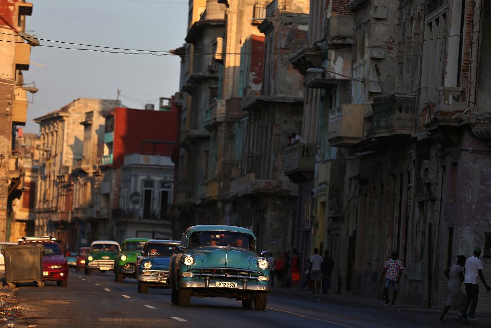 Autos de los años cincuenta circulando por una calle de La Habana, esta semana.