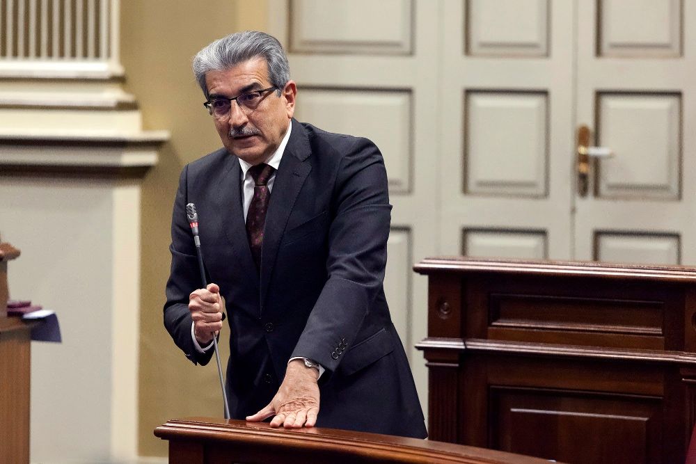 El diputado de Nueva Canarias, Román Rodríguez, durante una intervención en el Pleno del Parlamento de Canarias.