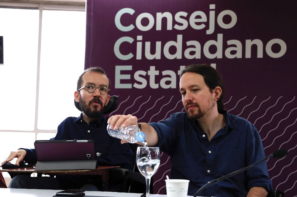 El líder de Podemos, Pablo Iglesias (d), y el secretario de Organización de Podemos, Pablo Echenique, durante la reunión del Consejo Ciudadano Estatal.