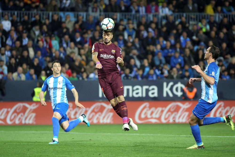 Luis Suárez remata de cabeza consiguiendo el primer gol del equipo barcelonista.