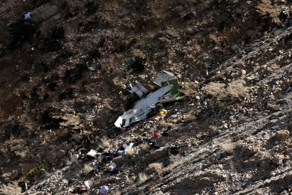 Vista aérea de los restos del avión privado turco accidentado.