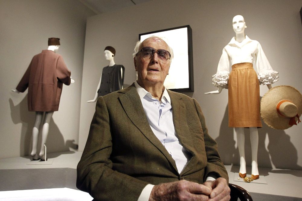 Fotografía de archivo del 17 de octubre de 2014 que muestra al diseñador francés Hubert de Givenchy mientras posa frente a sus creaciones durante una entrevista para su exposición "Hubert de Givenchy" del museo Thyssen-Bornemisza, en Madrid.
