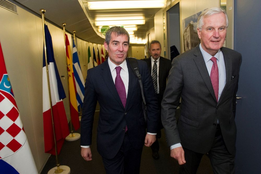 Fernando Clavijo (i), durante la reunión que ha mantenido con Michel Barnier (d).