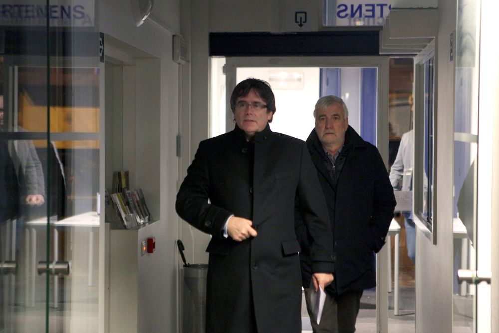 Carles Puigdemont, acompañado por el empresario Josep María Matamala, en Gante.