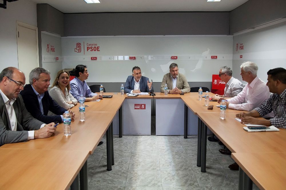 El secretario general del PSOE en Canarias, Ángel Víctor Torres (c-i), durante la reunión que mantuvo hoy en Santa Cruz de Tenerife con los secretarios insulares.