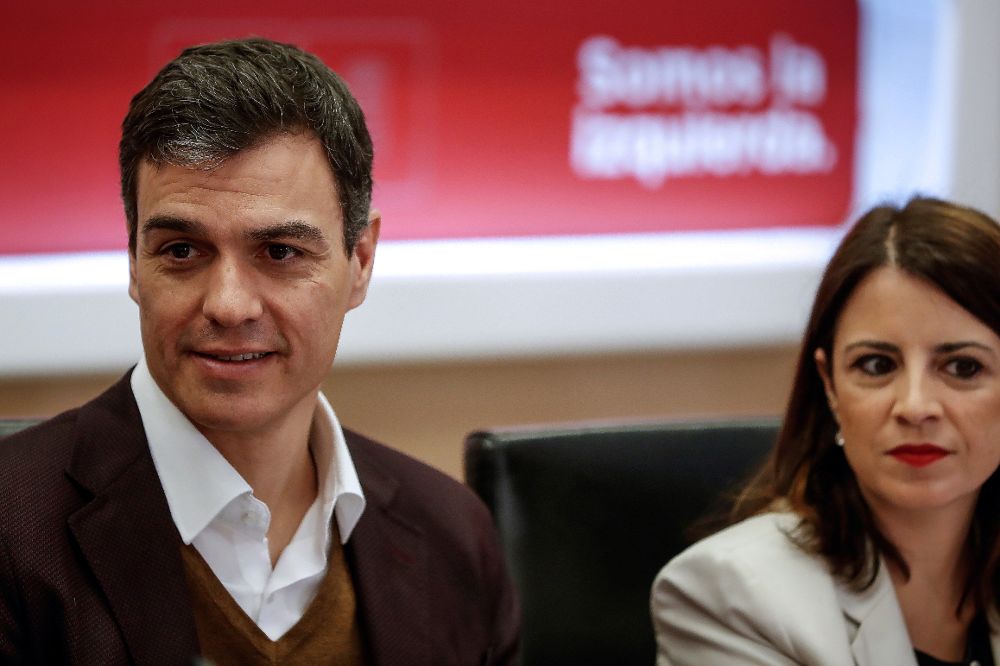 El secretario general del PSOE, Pedro Sánchez, y la vicepresidenta, Adriana Lastra, han reiterado hoy la postura del partido sobre la prisión permanente revisable.
